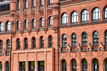 Naklejka premium Hausfassaden entlang der Elbe in Hamburg. Die sogenante Speichrstadt mit dem weltgrößten Lagerhauskomplex im Hamburgerhafen.