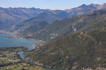Wunderschöne Alpenlandschaft; Blick vom Bergdorf Foppaccia entlang der Mera zur Mündung in den...