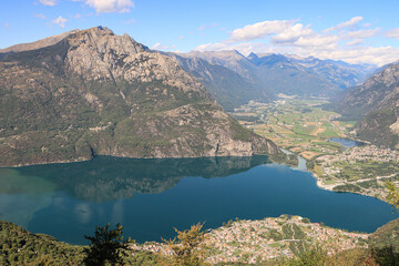 Traumhafte Alpenlandschaft; Blick vom Bergdorf Foppaccia auf den Lago di Mezzola mit Verceia, den Monte Berlinghera und weiter in das Val Chiavenna