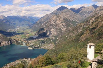 Wunderschöne Alpenlandschaft; Blick vom Bergdorf Foppaccia ins Valchiavenna mit Lago di Mezzola...