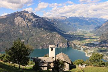 Fototapeta na wymiar Wunderschöne Alpenlandschaft; Blick von Foppaccia über den lago di Mezzolo auf den Monte Berlinghera und in die Ebene von Chiavenna