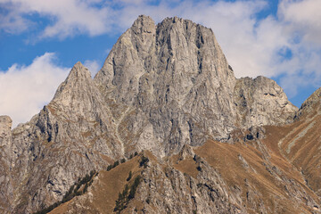 Majestätischer Gipfel über dem Valle dei Ratti;  Sasso Manduino (Bernina-Alpen, 2888m) von Südwesten (Foppaccio) gesehen