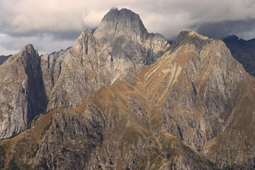Imposante Hochgebirgslandschaft der Bernina-Alpen; Blick von Südwesten auf Sasso Manduino (2888m)...