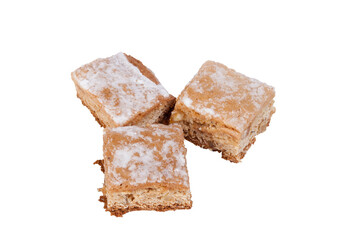 Trois petits gâteaux suisses de forme carrée et nappés de sucre