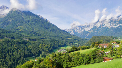 Fototapeta na wymiar Blick auf Ramsau und die Berchtesgadener Bergwelt