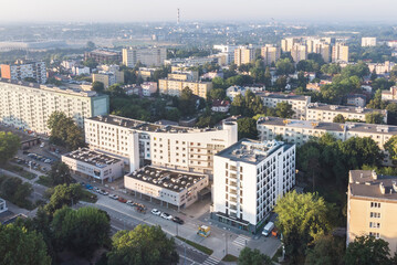 Widok z lotu ptaka na panoramę miasta i osiedli w Lublinie. Nowoczesny budynek z duża ilością...