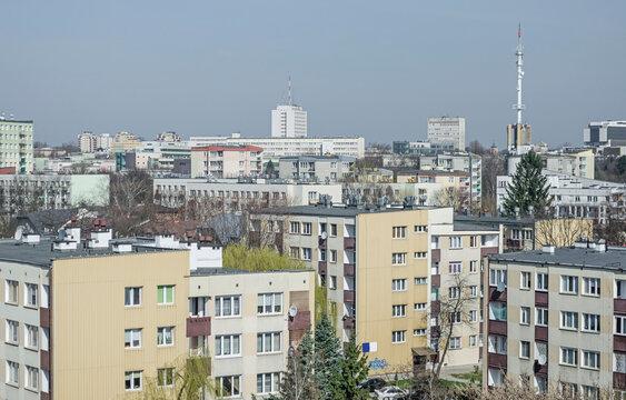 Panorama na słoneczny Lublin. Bloki oraz wieżowce. Zieleń w mieście. Maszt z anteną radiową.