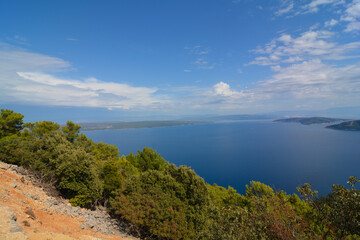 Fototapeta na wymiar veduta panoramica costa verso località di beli isola di cres croazia