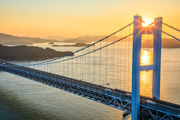 Fototapeta premium 夕日と秋の瀬戸大橋 鷲羽山展望台 岡山県倉敷市 Seto Ohashi Bridge in autumn and sunset. Wasyuzan observatory. Okayama Prefecture, Kurashiki city.