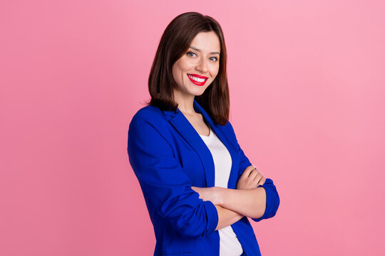 Photo portrait of young funny smiling folded arms business woman wear blue jacket entrepreneur enjoy her work isolated on pink color background