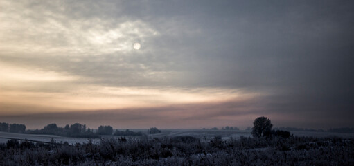 Naklejka premium winter sunset in the sky win
