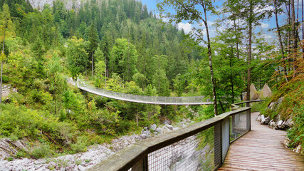Fototapeta na wymiar Hängebrücke im Klausbachtal im Bergischen Land