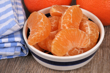 Ramequin de quartiers de mandarine en gros plan