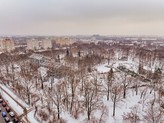 Łódzki park sfotografowany zimą z drona © rozentuzjazmowany