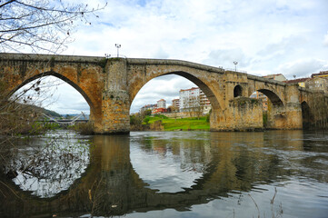 Fototapeta na wymiar El Puente Romano (Ponte Romana) o Puente Mayor (Ponte Maior) sobre el río Miño en Ourense, Galicia, España. Ourense es una ciudad del Camino de Santiago Vía de la Plata