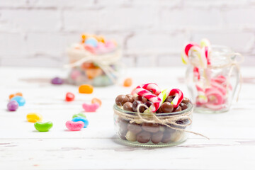 Fondo con dulces: caramelos, bastones de caramelo y bolitas de chocolate