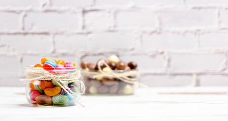 Fondo con dulces: caramelos, bastones de caramelo y bolitas de chocolate