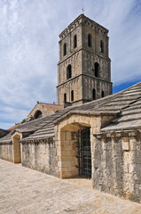 Fototapeta na wymiar Arles, il chiostro e la torre della Cattedrale di Saint-Trophime - Provenza 