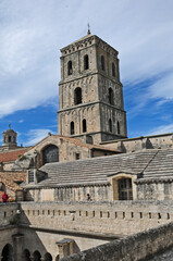 Arles, il chiostro e la torre  della Cattedrale di Saint-Trophime - Provenza	