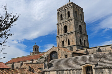 Fototapeta na wymiar Arles, il chiostro e la torre della Cattedrale di Saint-Trophime - Provenza 