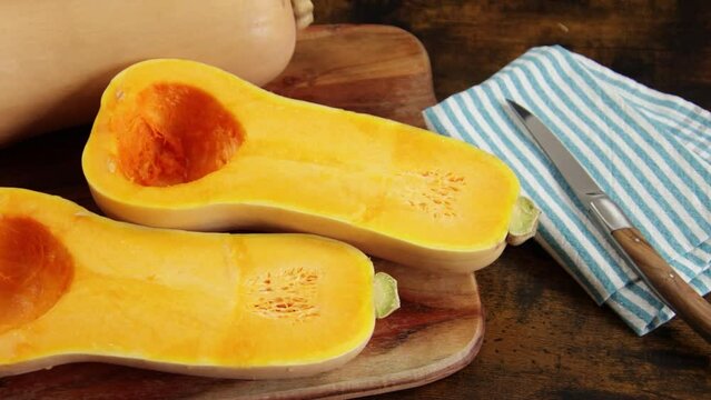 butternut, en gros plan, isol&eacute; sur une table 