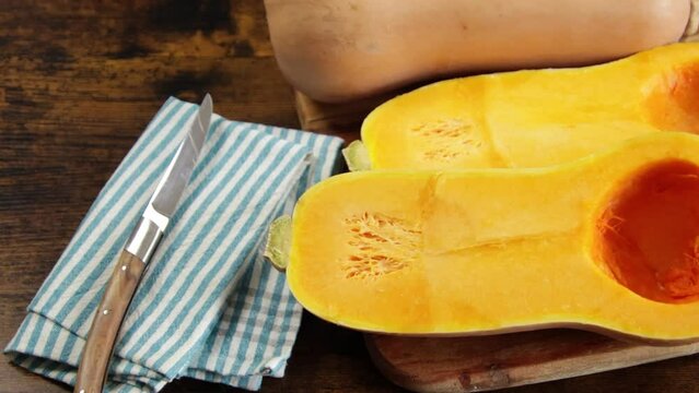butternut, en gros plan, isol&eacute; sur une table 