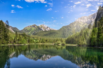 Fototapeta na wymiar Bergsee mit Sonnenstrahlen in den Alpen, Füssen im Allgäu, Bayern