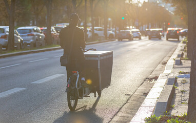 Un homme transportant de la marchandise avec un vélo cargo 