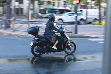 Femme sur un scooter dans la ville