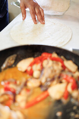 dettagli di mani che preparano la sfoglia per una piadina nl banco di una cucina