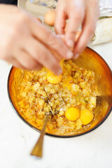 dettaglio della preparazione di una frittata di uova 