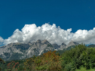 Fototapeta premium Wolken verhangenes Gebirge