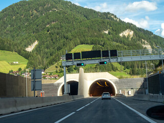 Autobahn Tunnel