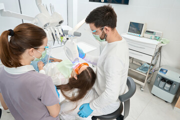 Obraz premium Qualified doctor conducting dental procedure on patient