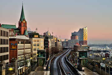 Bahngleise Hafen Hamburg Promenade abends