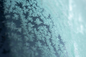 glace et givre étoilé sur un pare brise en hiver