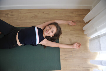 menina fazendo exercicios físicos e mentais em casa alongamento e pose