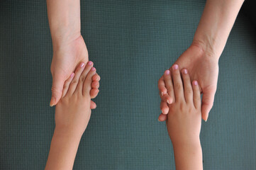 mãe e filha juntas  fazendo exercícios em casa yoga meditação alongamento acrobatico expressão...