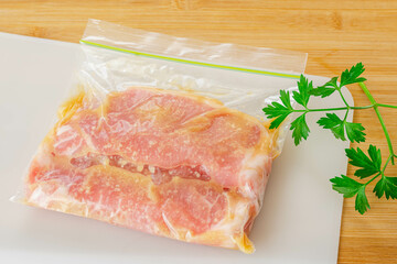 ジップパックで漬けこむ豚ロース肉