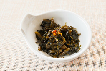 器に盛った稲核菜の油炒め