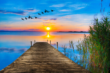Fototapeta na wymiar paisaje de un lago con el atardecer de colores 