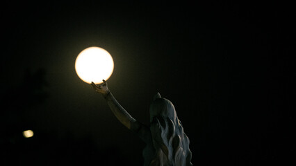 Estatua sosteniendo la luna