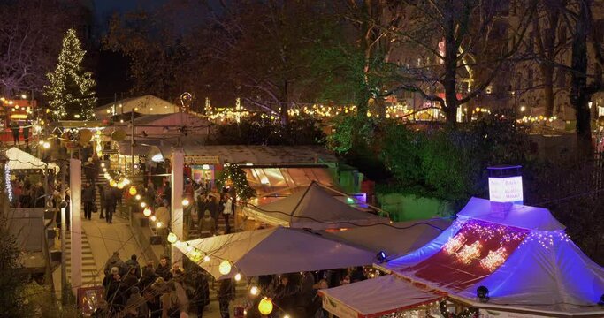 Schwabinger Weihnachtsmarkt am Abend, M&uuml;nchen, Bayern, Deutschland