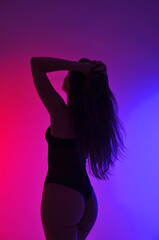 mulher linda em pose sensual sexy expressão corporal 