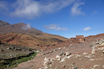 La grande traversée de l’Atlas au Maroc, 18 jours de marche. Randonnée sur le plateau et sur le col de Yagour, traversée du village de Ouarzazt, vallée de l'Ourika, montagnes rouges de Tikhfert