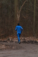 Obraz premium A man is running in the woods