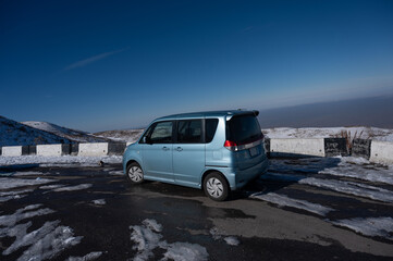 Fototapeta na wymiar Blue car on the observation deck in the mountains. 