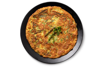 Piatto di frittata con asparagi selvatici ripreso dall'alto e isolato su fondo bianco 