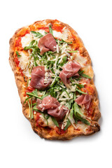 Deliziosa tipica pinsa romana condita con prosciutto crudo, parmigiano e rucola, cibo italiano 