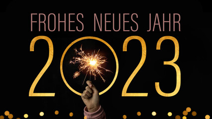 2023 Frohes neues Jahr Feiertag Grußkarte Banner - Mädchen hält Wunderkerze in ihrer Hand,...